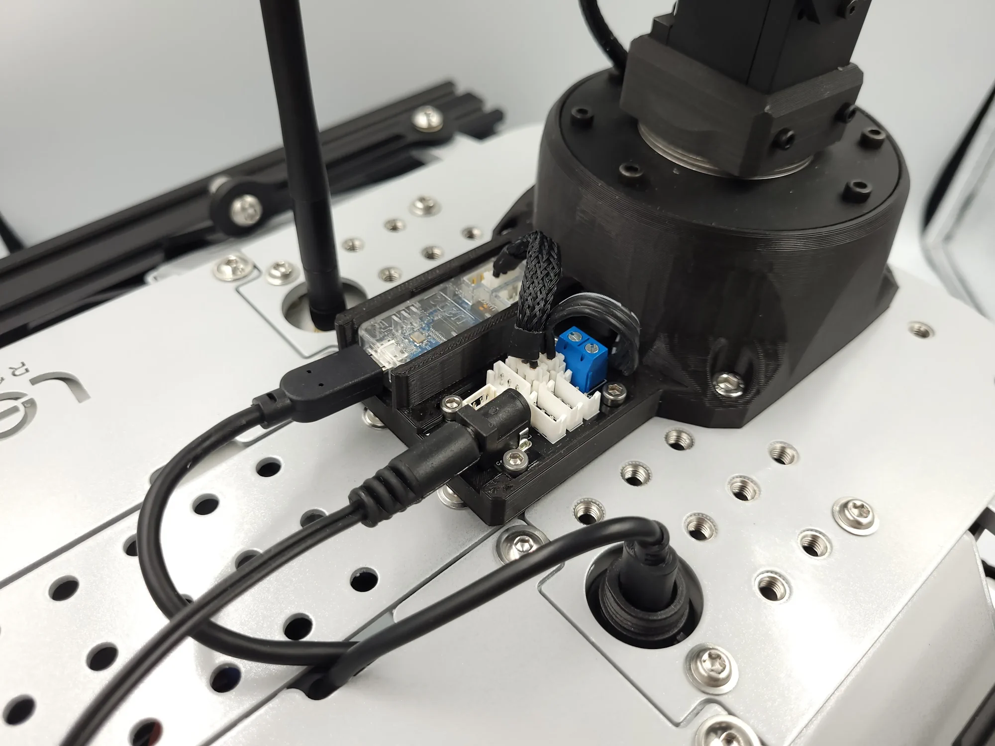 Closeup at cable management of PincherX 100 mobile mounted on Leo Rover